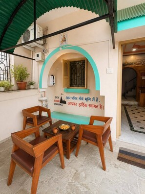 Outdoor dining - Evergreen Bungalows (Dwarka)