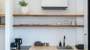 Kühlschrank, Mikrowelle, Herdplatte, Kochgeschirr/Geschirr/Besteck
