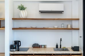Refrigerador, microondas, placa de cocina, utensilios de cocina