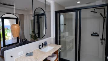 Deluxe Suite, Sea View | Bathroom