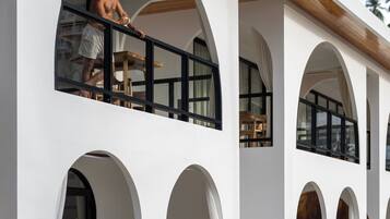 Deluxe Suite, Sea View | Outdoor dining