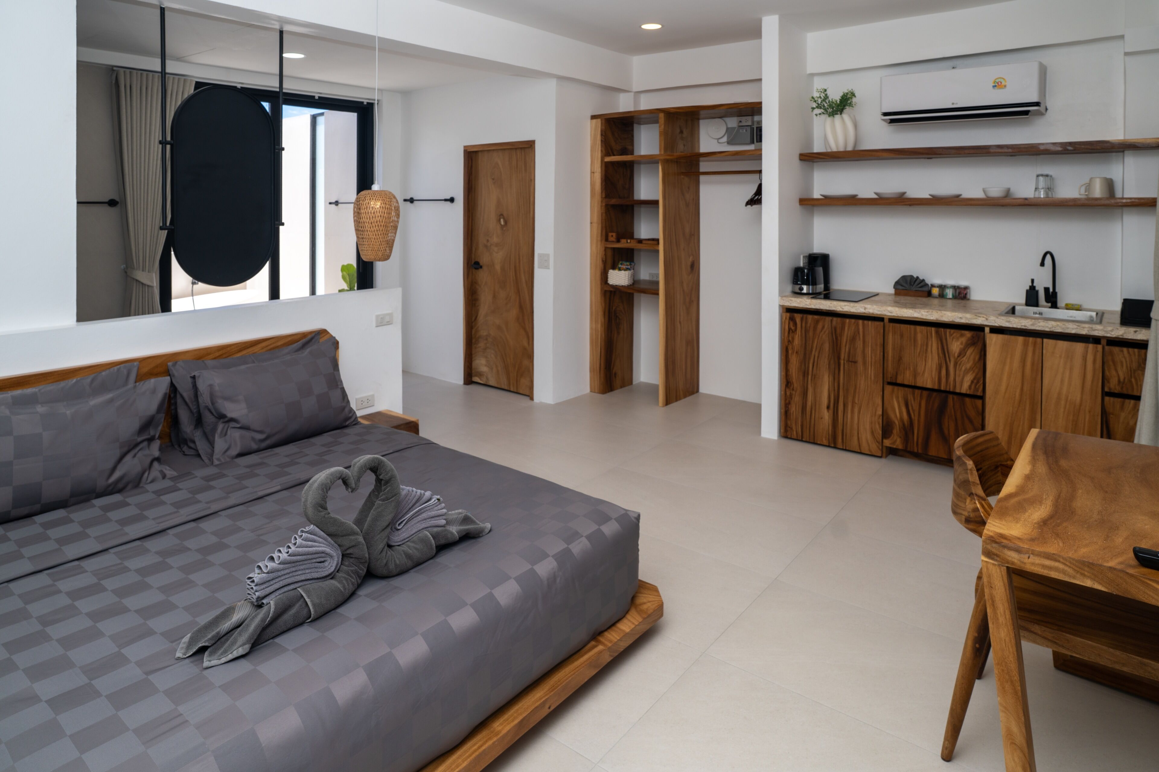 Deluxe suite, uitzicht op zee | Een bureau, verduisterende gordijnen, een strijkplank/strijkijzer