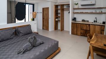 Deluxe suite, uitzicht op zee | Een bureau, verduisterende gordijnen, een strijkplank/strijkijzer
