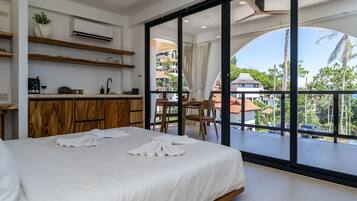 Deluxe Studio, Sea View | Desk, blackout drapes, iron/ironing board (on request), WiFi (free)
