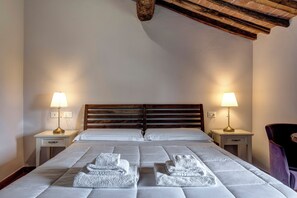 3 bedrooms, WiFi, bed sheets - Le Mortinete Farmstay: Olive Oil Mill (Toscana)
