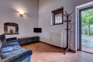 Living area - Le Mortinete Farmstay: Olive Oil Mill (Toscana)