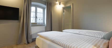 3 bedrooms, free WiFi, bed sheets