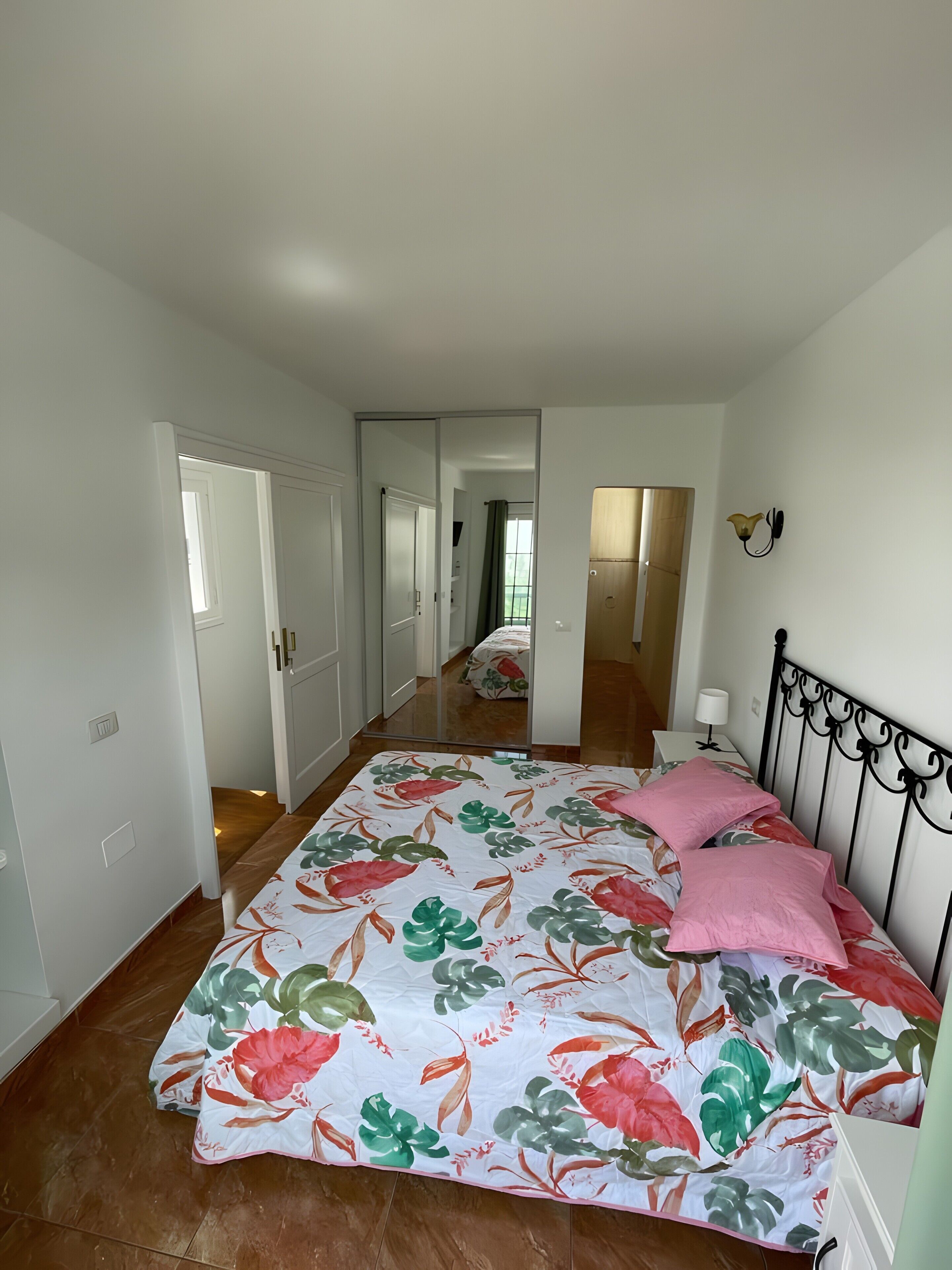2 slaapkamers, een strijkplank/strijkijzer, wifi, beddengoed