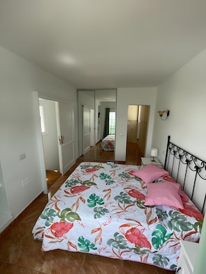 2 habitaciones, tabla de planchar con plancha, wifi y ropa de cama 