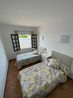 2 室のベッドルーム、アイロン / アイロン台、WiFi、ベッドシーツ