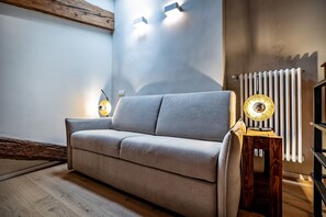 Ein modernes Wohnzimmer mit einer Couch, einer Lampe und einer Heizung.