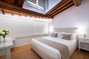 Ein modernes Schlafzimmer mit einem großen Bett, Nachttischen und einem Oberlicht.