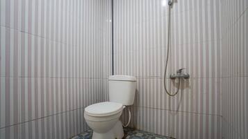 Een douche, een bidet, handdoeken