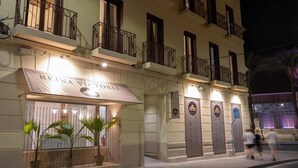 A building with a sign reading 'REINA VICTORIA' and multiple doors. - Standard double Mercado apartment with jacuzzi (Alicante)