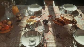 Free daily full breakfast