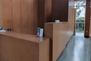 Una zona de recepción con paneles de madera y mostrador.