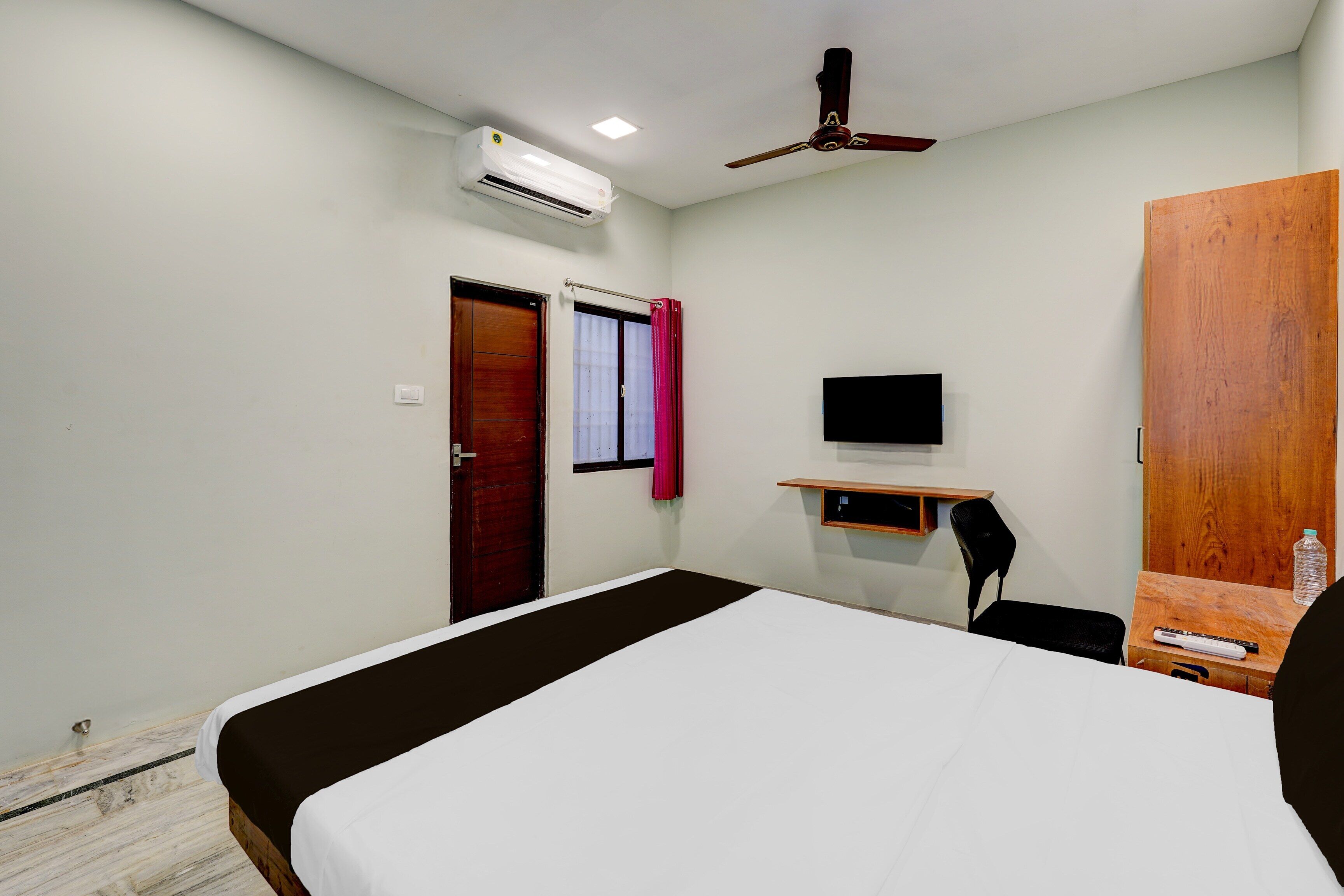 Desk, WiFi (free), bed sheets