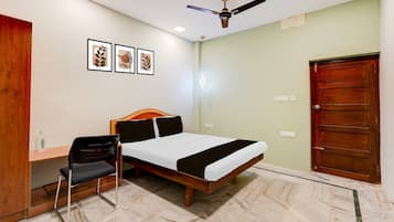Classic Room | Desk, free WiFi, bed sheets