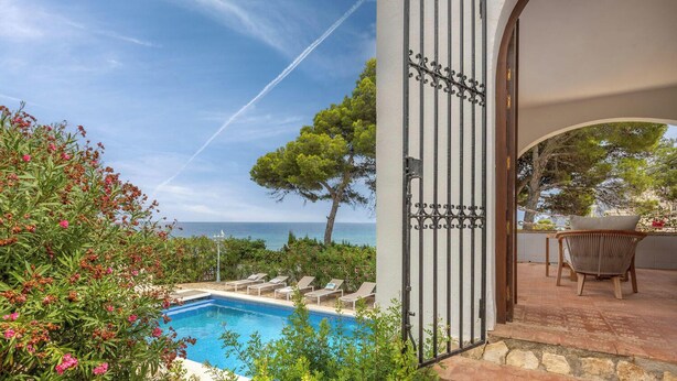 A poolside area with a view of the sea, a gated entrance, and outdoor seating. - Villa MAR DE LUR by Abahana Villas (Calpe / Calp)