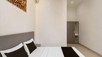 1 bedroom, desk, free WiFi, bed sheets