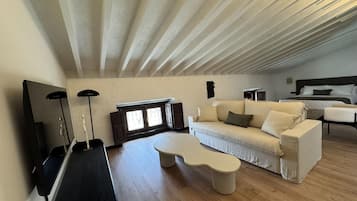 Una sala moderna con un sofá, una mesa de centro y un mueble para televisión.