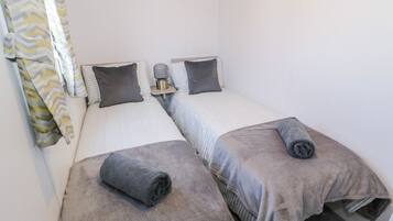 3 عدّة غرف نوم وواي فاي مجانًا وبديكورات فريدة لكل غرفة