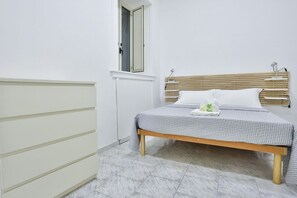 Room - A comfortable and large apartment ideal for four guests and strategically located in the heart of Naples, allowing you to fully experience the city's authentic atmosphere; it is just steps away from Piazza del Plebiscito and the entrance to the evocative (Napoli)