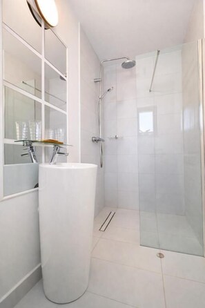 Comfort Double Room, Mountain View | Bathroom | Free toiletries, hair dryer, slippers, towels - Zodia Craiului (Peștera)