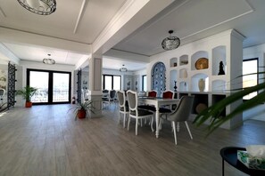 Dining - Zodia Craiului (Peștera)
