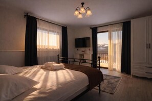 Comfort Double Room, Mountain View | Soundproofing, iron/ironing board, free WiFi - Zodia Craiului (Peștera)