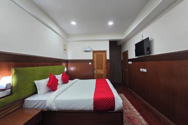 Deluxe Room | Iron/ironing board, WiFi (free)