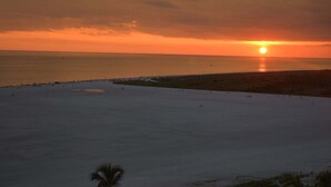 A beach with a sunset, palm trees, and a pier. - Oceanside Marco Island Retreat: Expansive Views of Sunset, Pool & Beach (Marco Island)