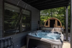 Un bain à remous doté d’une arche en bois, d’une fenêtre et d’un banc.
