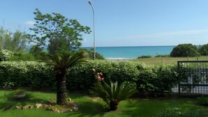 A coastal landscape with a clear sky, a street lamp, and a view of the sea. - Apartment 'Comics' with sea view, Wi-Fi and air conditioning (Villammare)