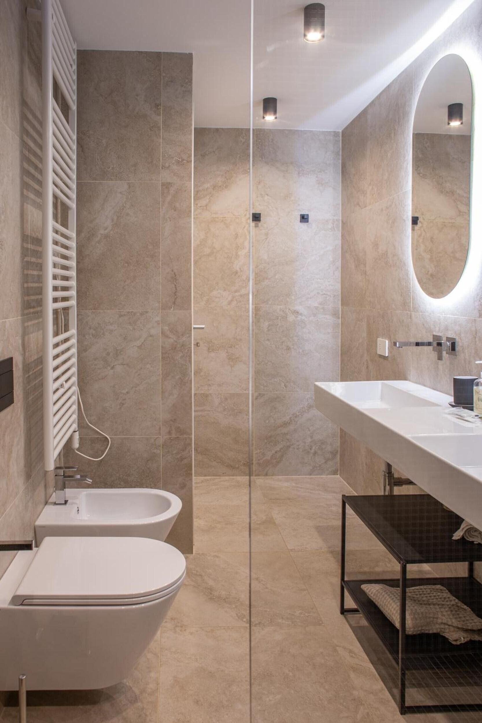 Un bagno moderno con una vasca, un water e un ampio specchio.