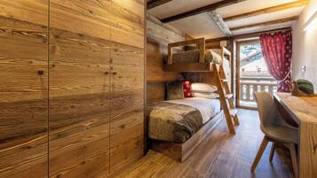 Alloggio su due livelli, vista montagna | Postazione laptop, Wi-Fi gratuito