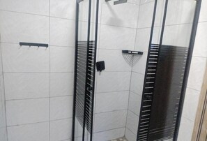 Deluxe Double Room | Bathroom | Shower, towels, toilet paper - The Hush House  (Roodepoort)