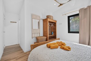 A bedroom with a bed, a wardrobe, a mirror, and a window. - Perfect for your vacation (La Vega)