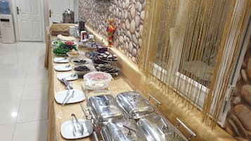 Café da manhã com buffet grátis todos os dias