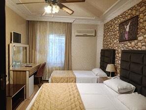 Chambre Triple Familiale, plusieurs lits, fumeurs | Minibar, coffres-forts dans les chambres, bureau, Wi-Fi gratuit