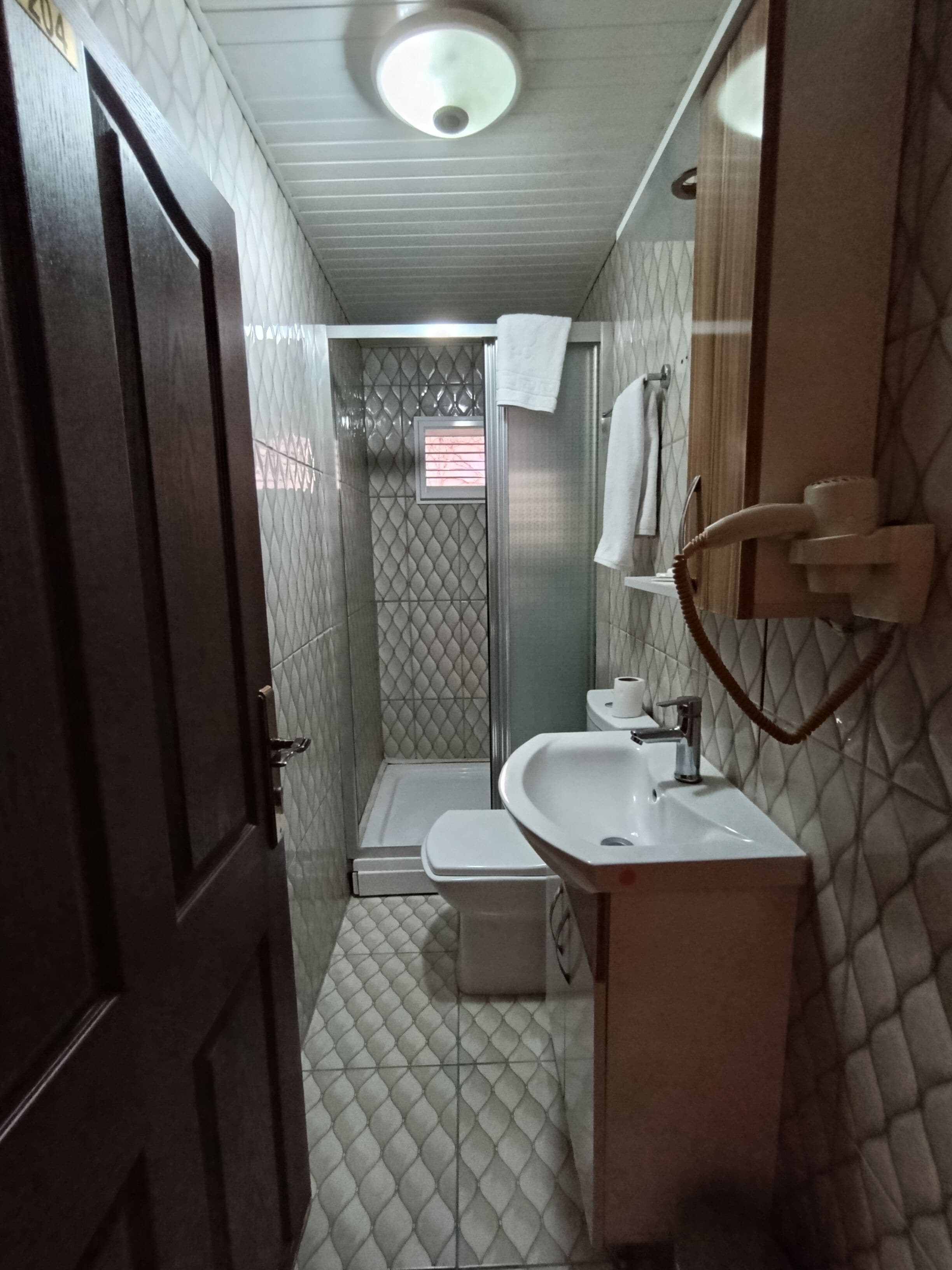 Kamar Double Standar, 1 Tempat Tidur Double, Boleh Merokok | Kamar mandi | Pengering rambut, sandal, sabun, dan sampo
