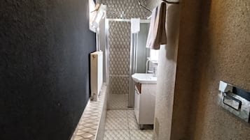 Chambre Standard double, 1 lit double, fumeur | Salle de bain | Douche, séchoir à cheveux, pantoufles, serviettes fournies