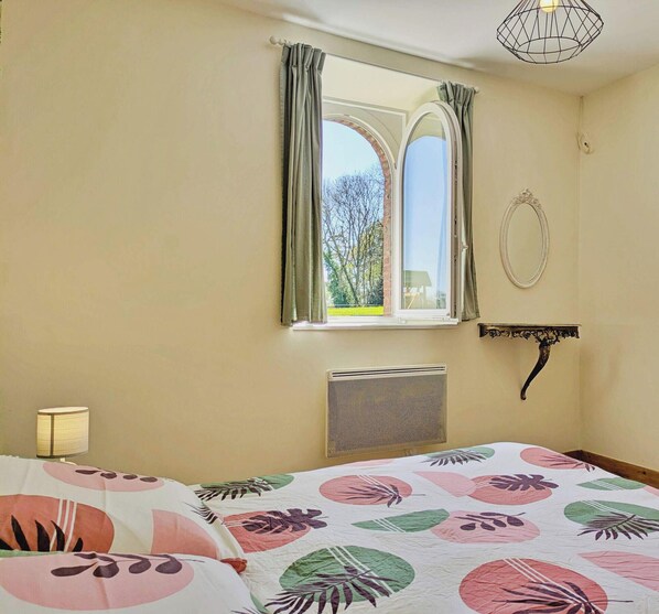 3 bedrooms, free WiFi, bed sheets - Charming farmhouse, pets allowed - 6 guests (Ernée)