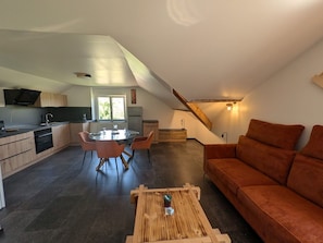 Ein modernes Loft mit Küche, Essbereich und Wohnbereich.