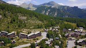 Ein Bergresort mit modernen Blockhäusern und einer Skipiste.