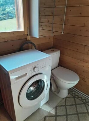 Haartrockner, Handtücher, Seife, Toilettenpapier