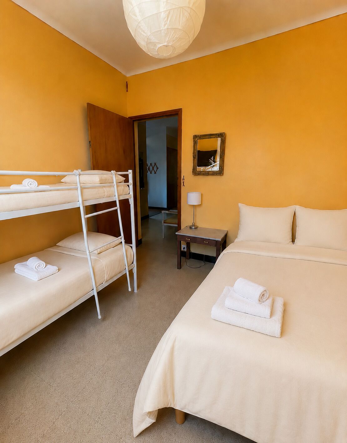 3 habitaciones, tabla de planchar con plancha y ropa de cama 
