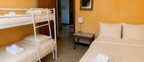 3 habitaciones, tabla de planchar con plancha y ropa de cama