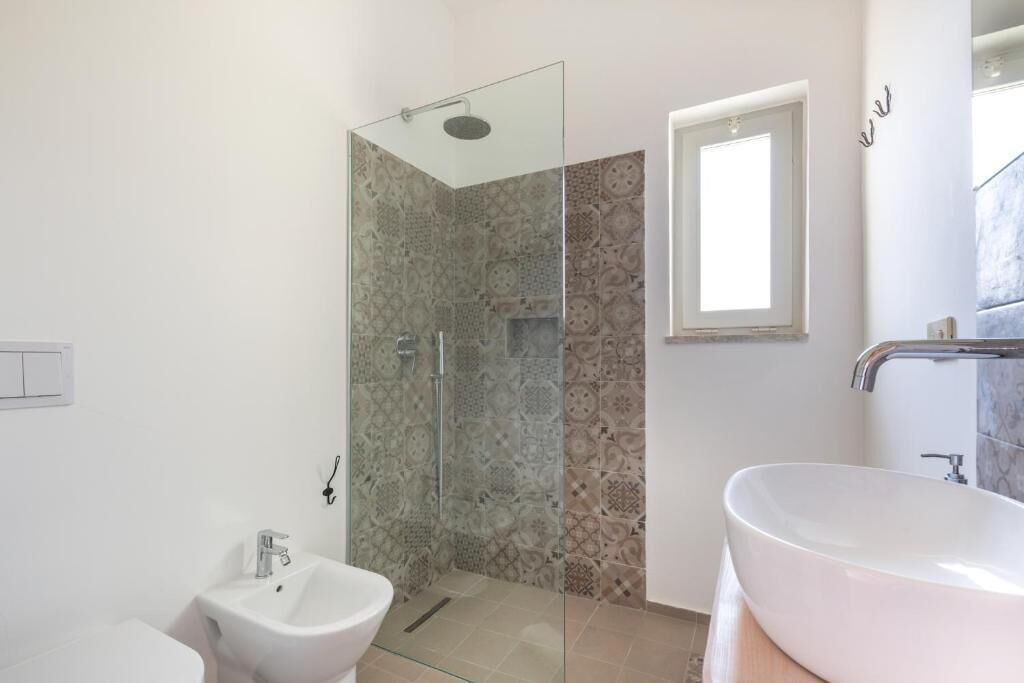 Studio, Patio, Garden View | Bathroom | Shower, free toiletries, hair dryer, towels