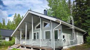 A two-story house with a porch, a chimney, and a number '95' on the side. - Villa Chalet, Himos Länsihuippu (Jämsä)